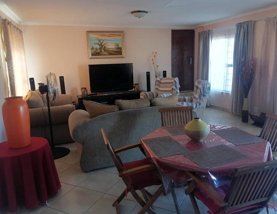 Jjp Self Catering - Three Bedroom House Lüderitz Exterior foto